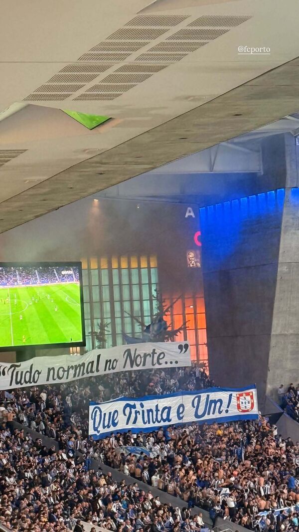 Fãs do FC Porto celebram o 31.º título no estádio