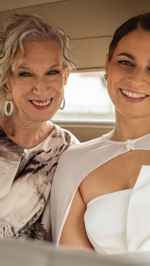 Casamento de Flor e Sammy em Terra Forte: noiva e convidada sorriem no carro