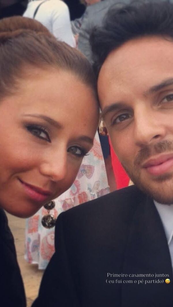 Sofia Arruda e o marido juntos num casamento, apesar do pé partido dele