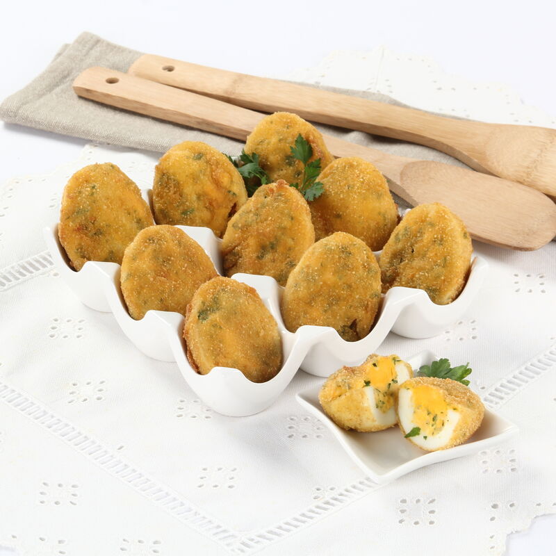 Ovos verdes fritos, dispostos num prato branco