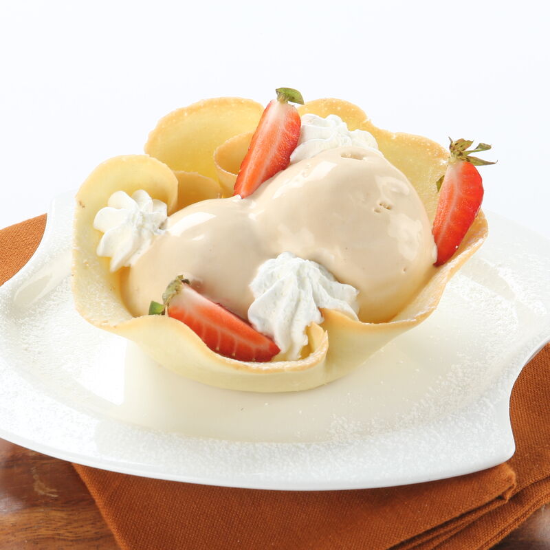 Gelado de leite condensado em tulipa com morangos e chantilly