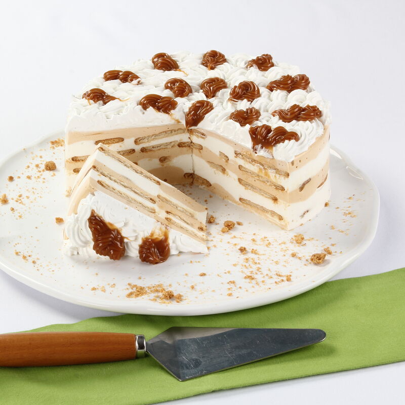 Bolo de bolacha e caramelo, com cobertura de chantilly e calda de caramelo