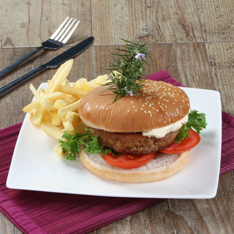 Hambúrguer de alheira com tomate, alface e batatas fritas
