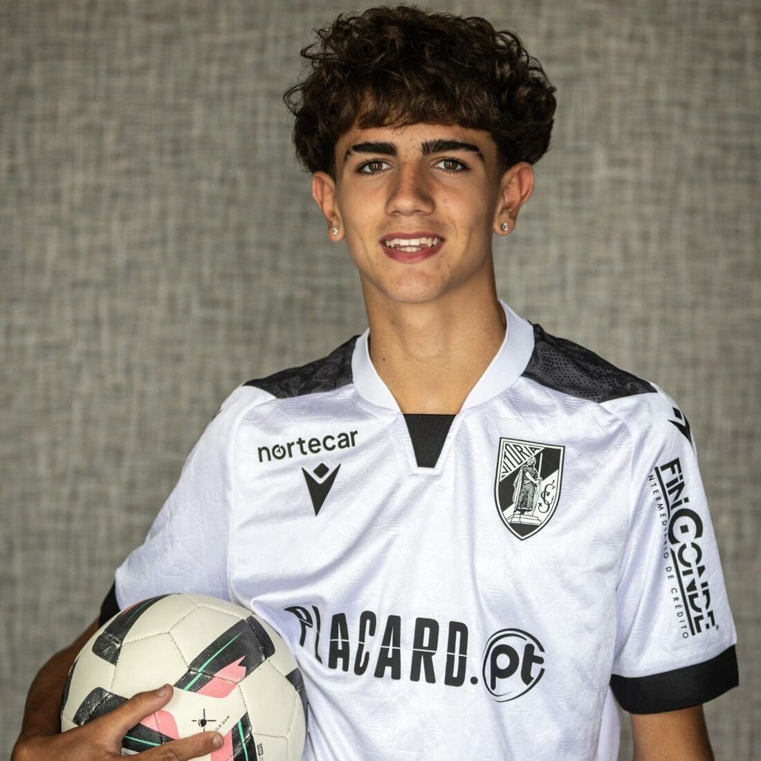 Dinis Aveiro, sobrinho de Cristiano Ronaldo, assina pelo V. Guimarães