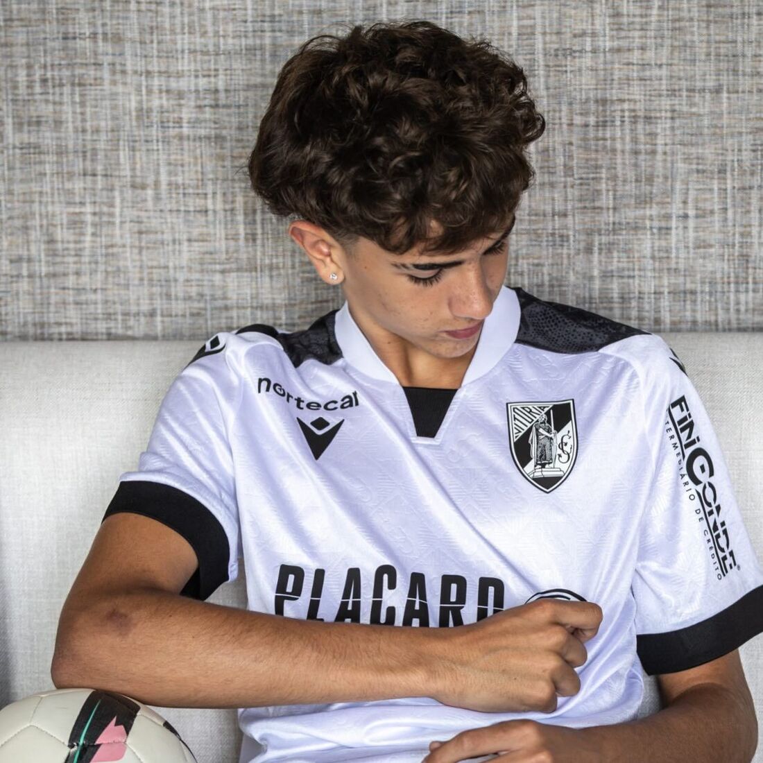 Dinis Aveiro assina contrato com o V. Guimarães