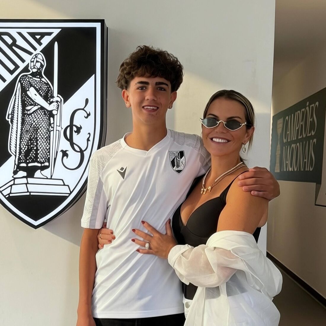 Dinis Aveiro, filho de Katia, assina pelo V. Guimarães, com o apoio da mãe.
