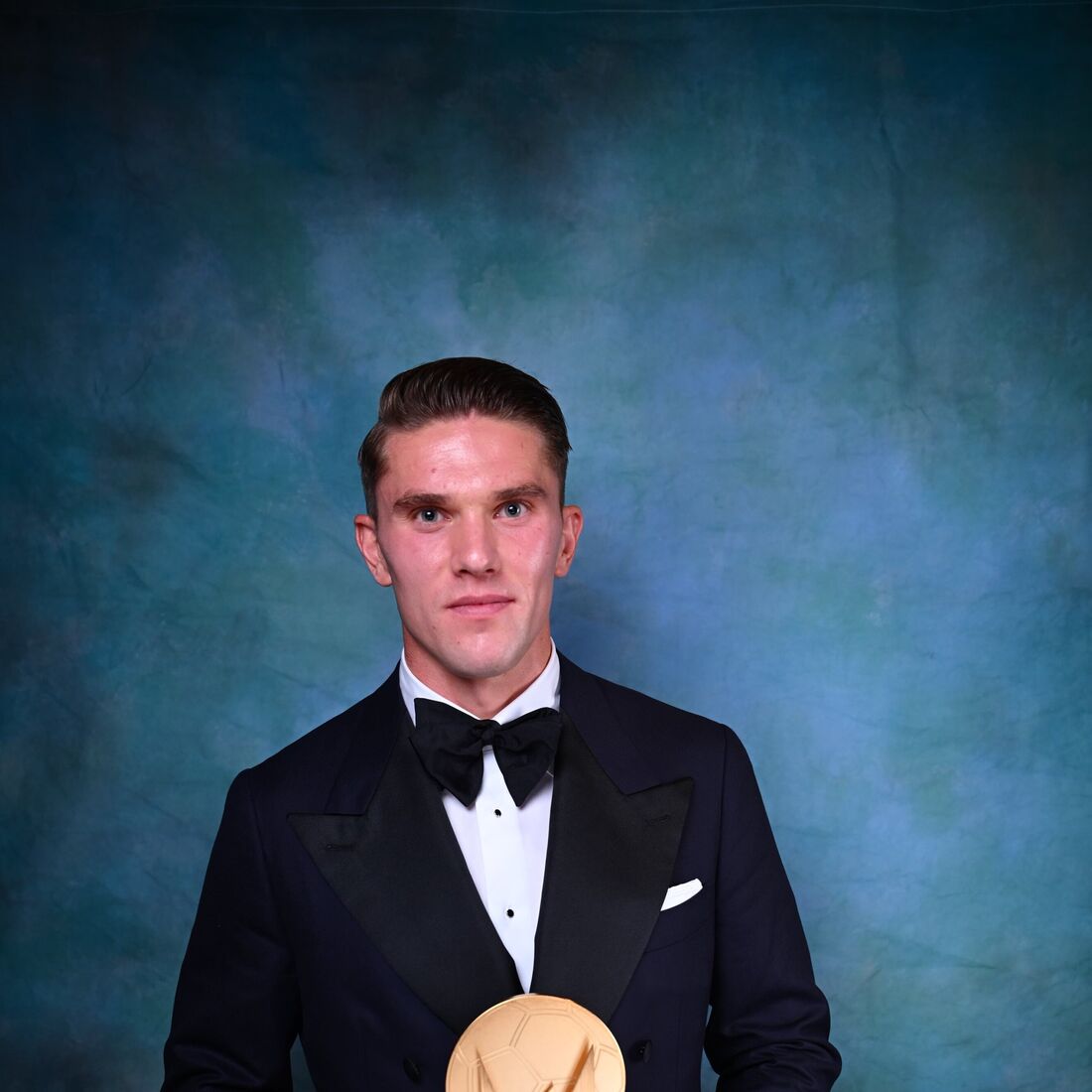 Viktor Gyökeres posa com o Troféu Gerd Müller