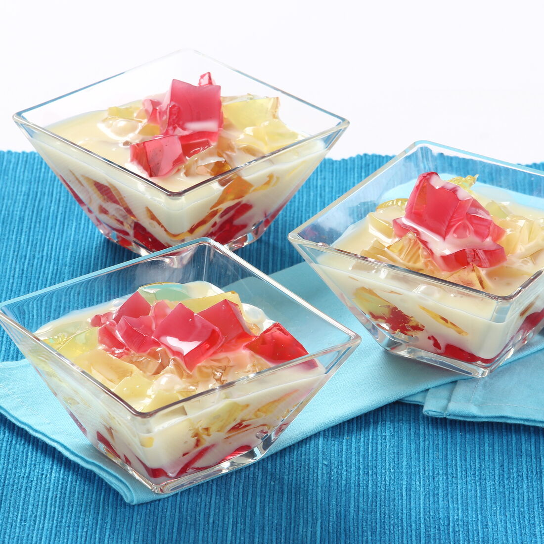 Sobremesa de gelatina com pedaços de fruta em calda cremosa
