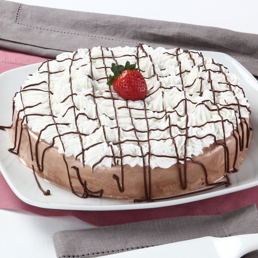 Semifrio de chocolate com natas e um morango no topo