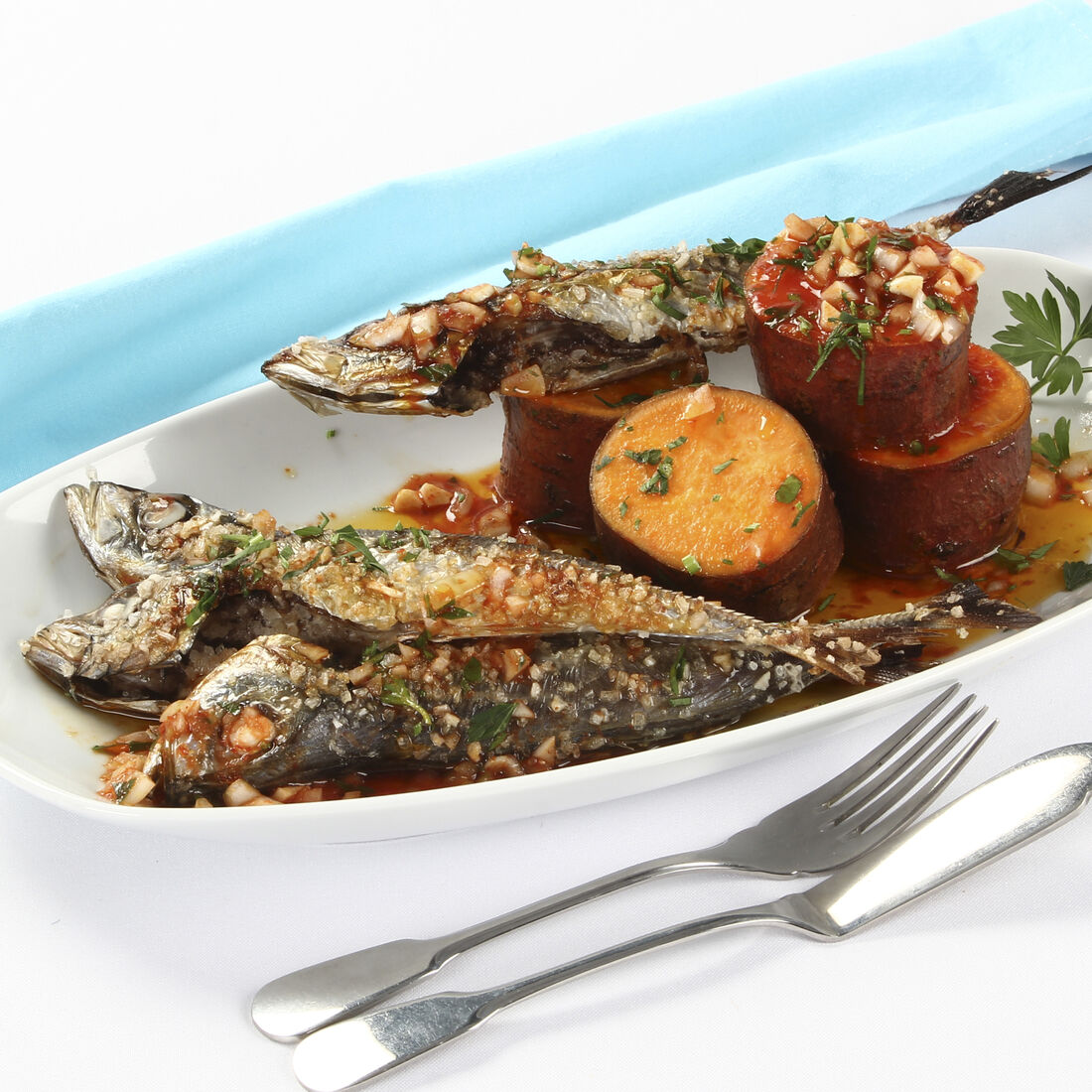 Carapaus assados com batata doce e molho de tomate