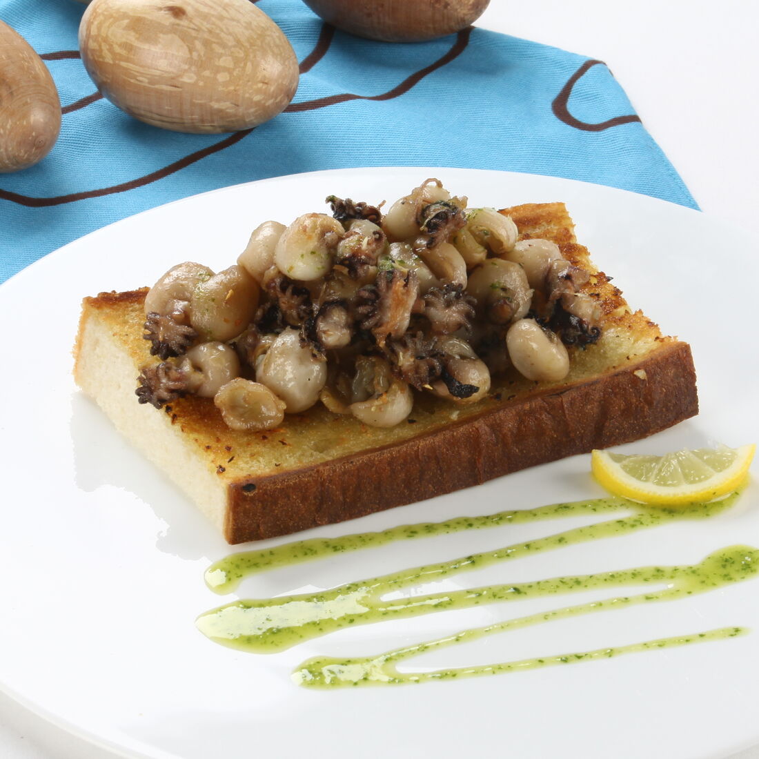 Tosta com choquinhos e molho verde