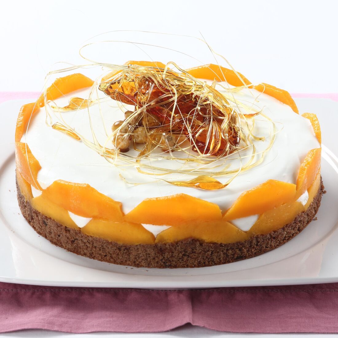 Bolo com fruta e caramelo no topo