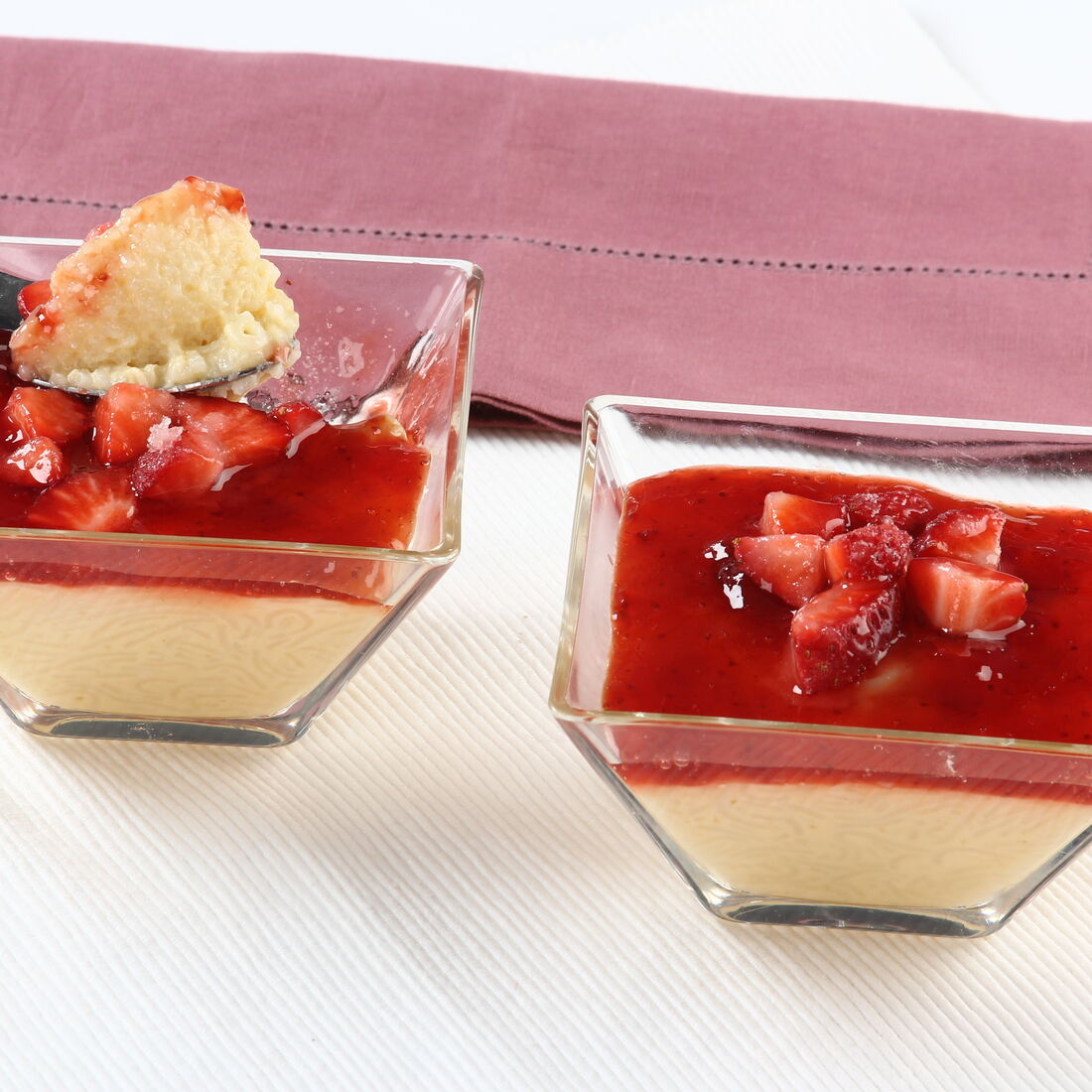 Aletria com doce de morango em taças de vidro