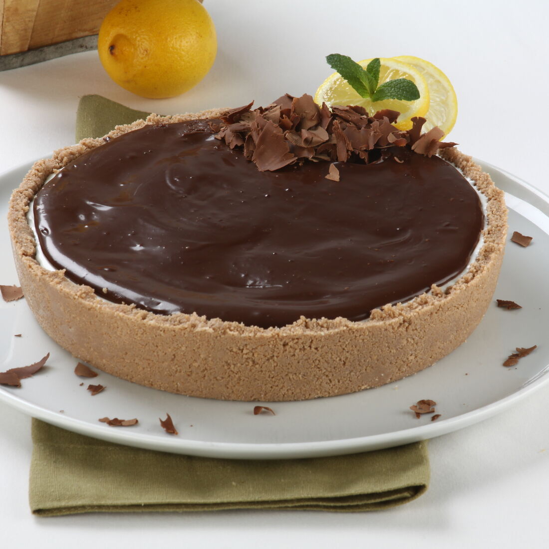 Tarte fresca de limão com cobertura de chocolate e raspas de chocolate
