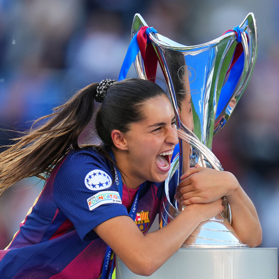 Kika Nazareth com o troféu da Women's Champions League