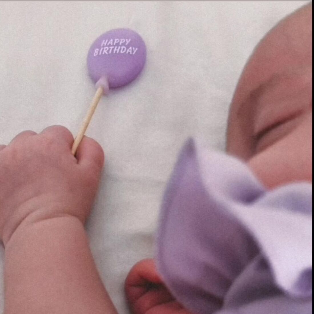 Maria Guiomar celebra o primeiro mês com o acessório 'Happy Birthday'