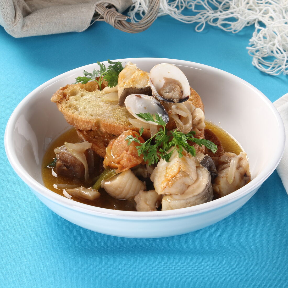 Ensopado de peixe com moluscos e tosta