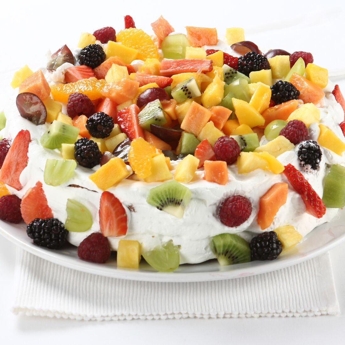 Bolo de chantilly decorado com morangos, kiwis, uvas, amoras e gomos de laranja