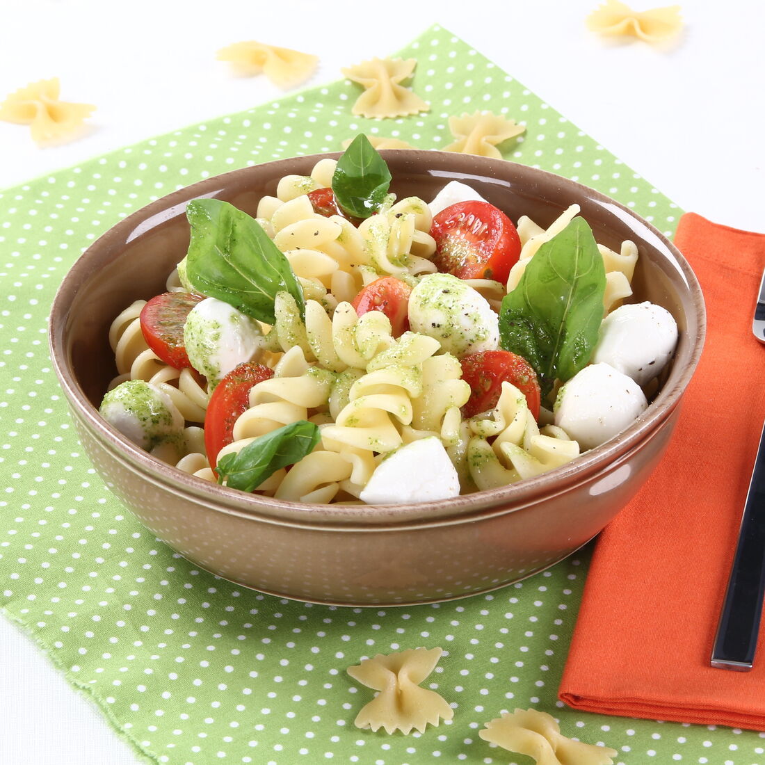 Salada Caprese com Fusilli, tomate, mozzarella e manjericão