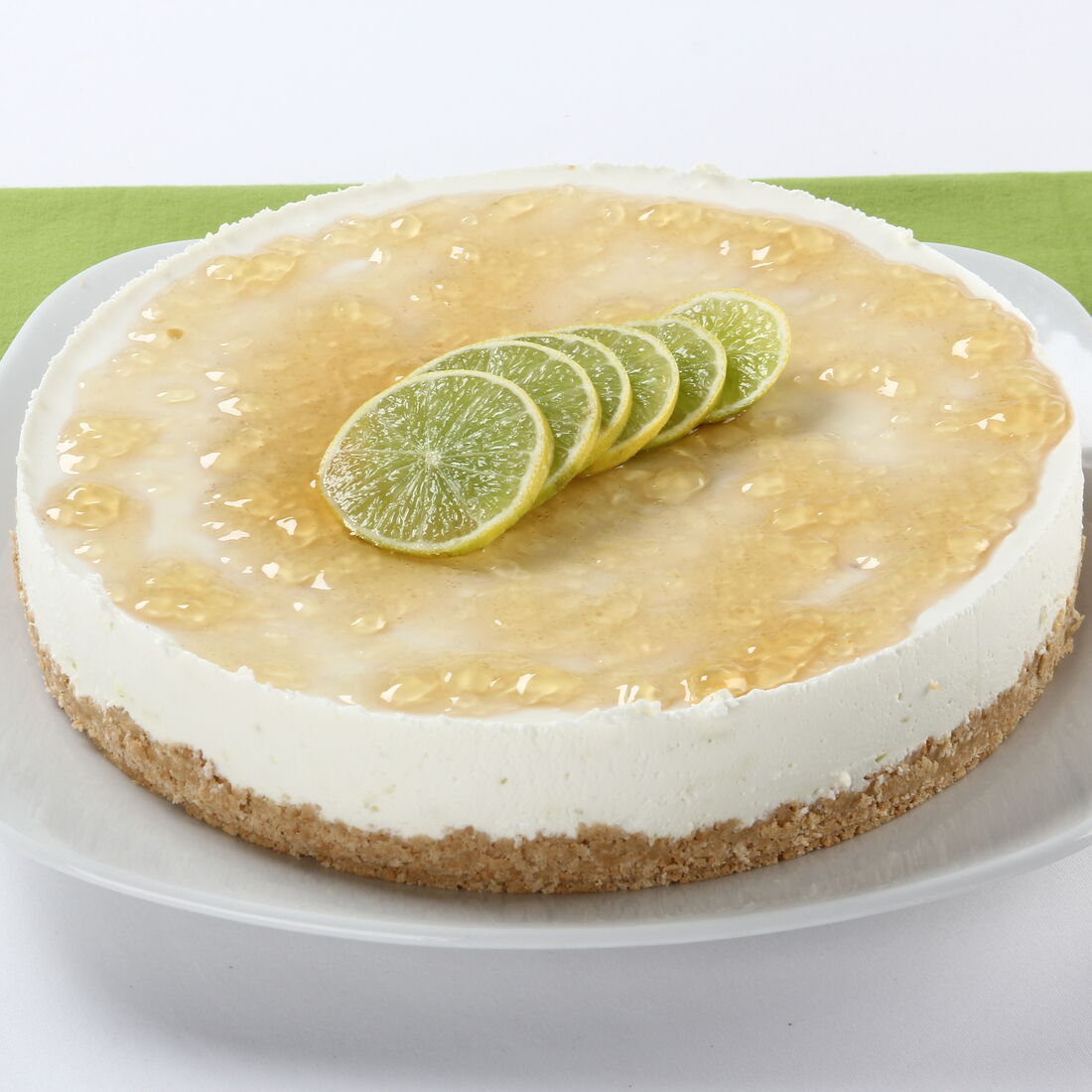 Tarte gelada com rodelas de lima e cobertura transparente