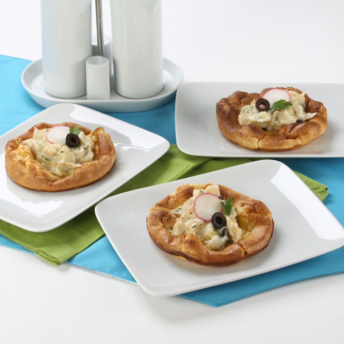Panquecas de bacalhau com ovo, azeitona e rabanete