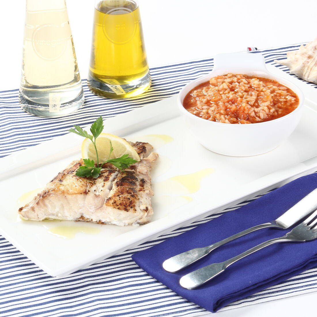 Filetes de garoupa com arroz de tomate e decoração de limão
