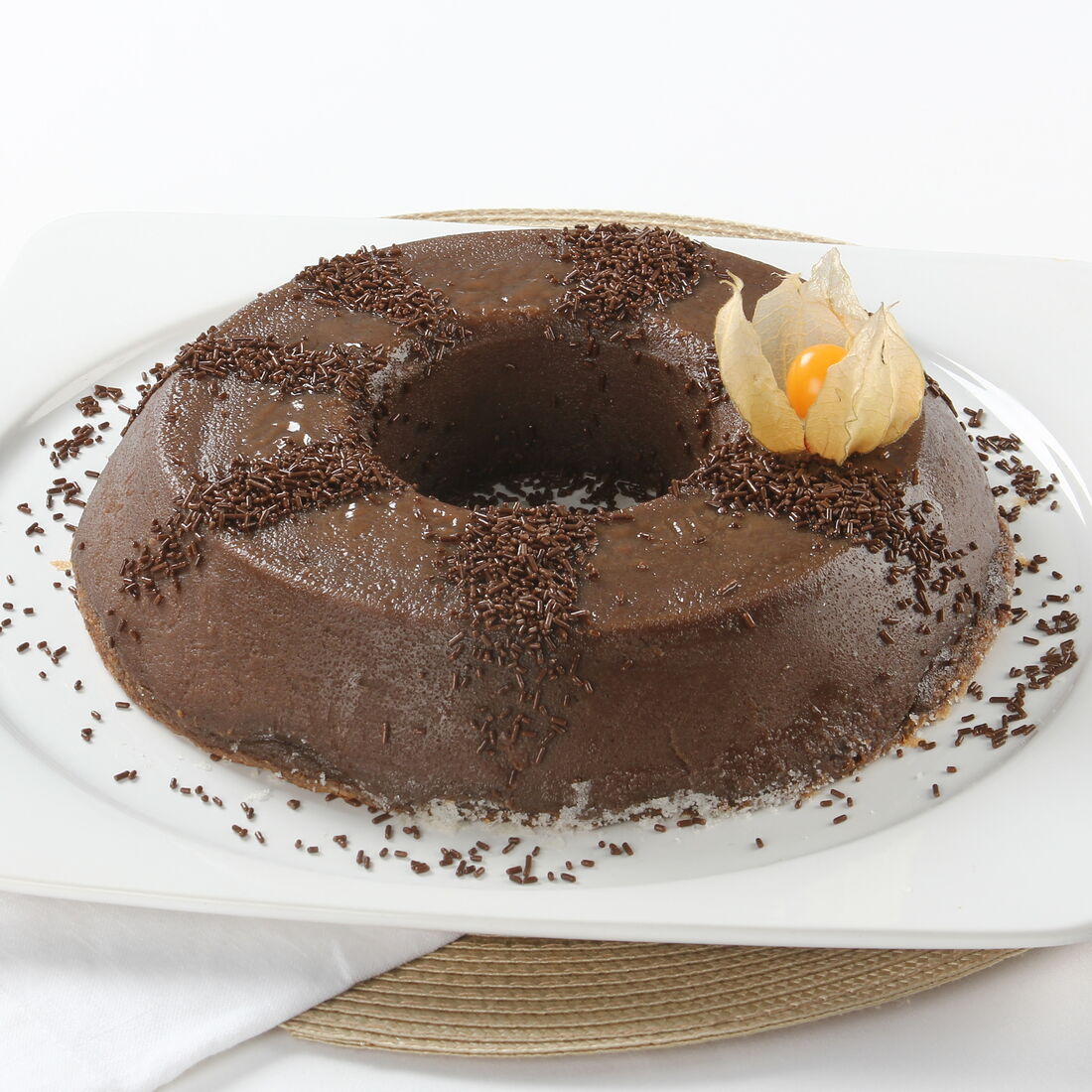Bolo de chocolate com granulado ePhysalis servido num prato branco