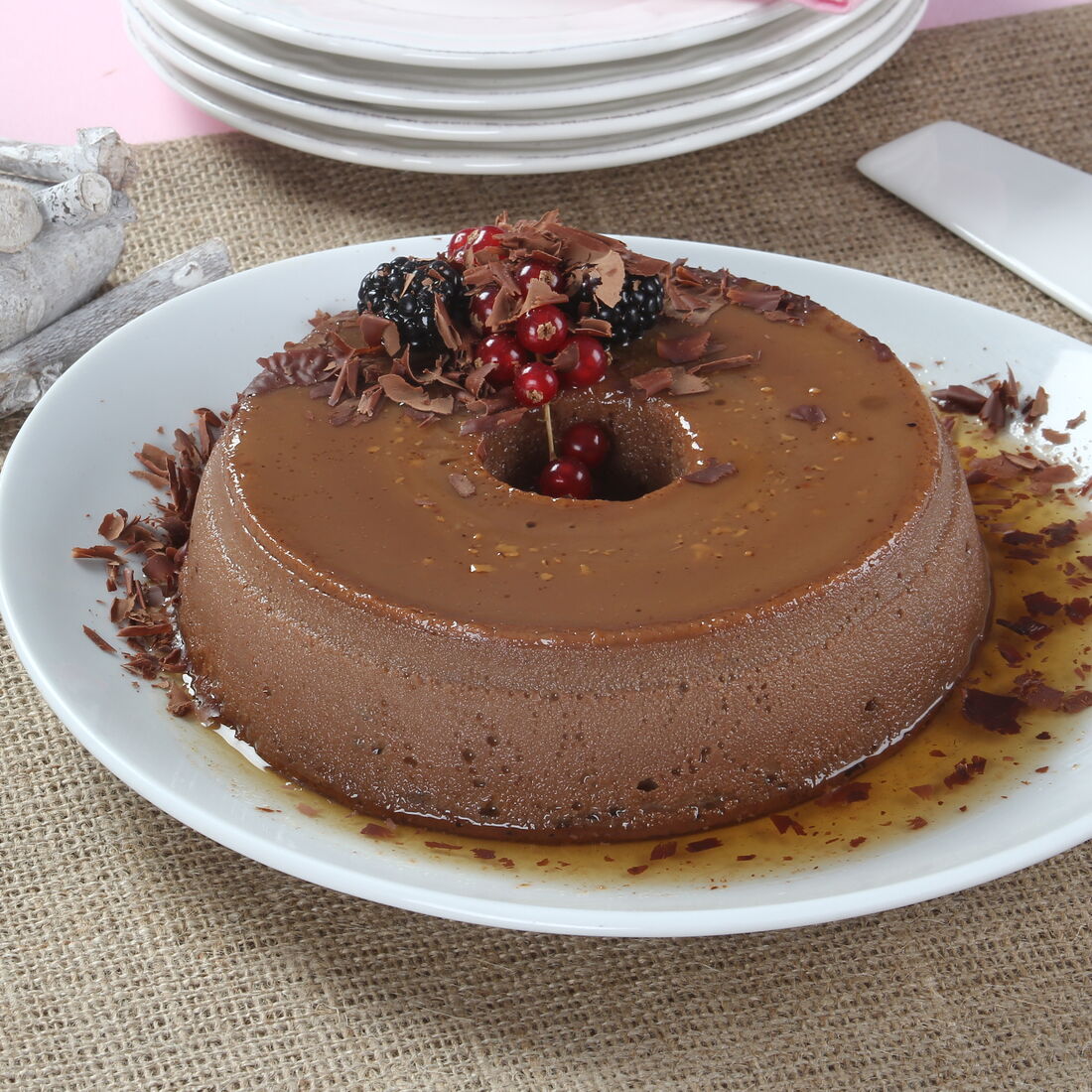 Pudim de chocolate com frutos vermelhos e raspas de chocolate