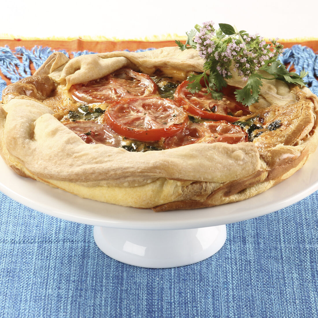 Empada de pescada com tomate e ervas aromáticas