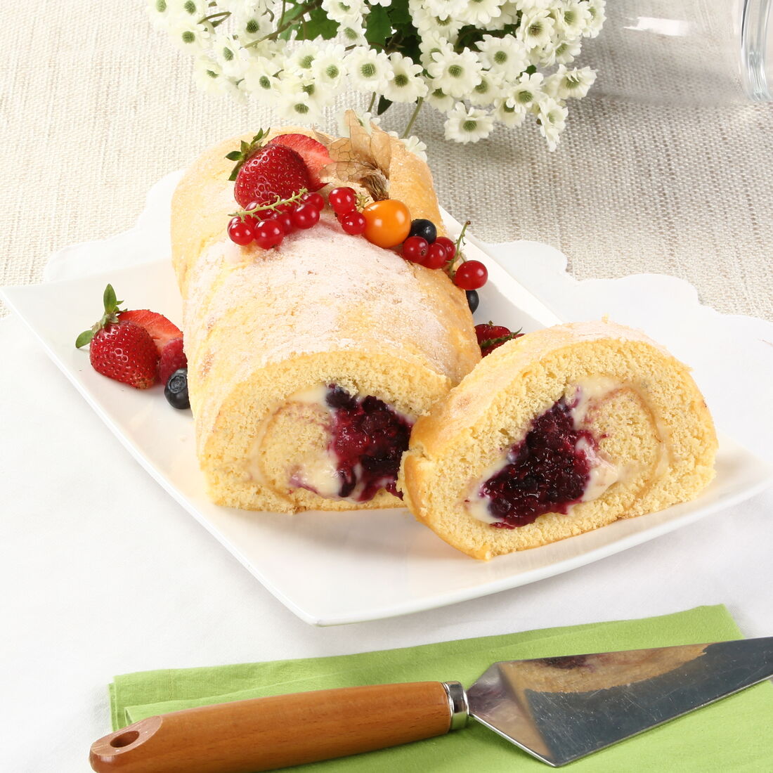 Torta de Frutos Vermelhos com chantilly e frutos vermelhos frescos