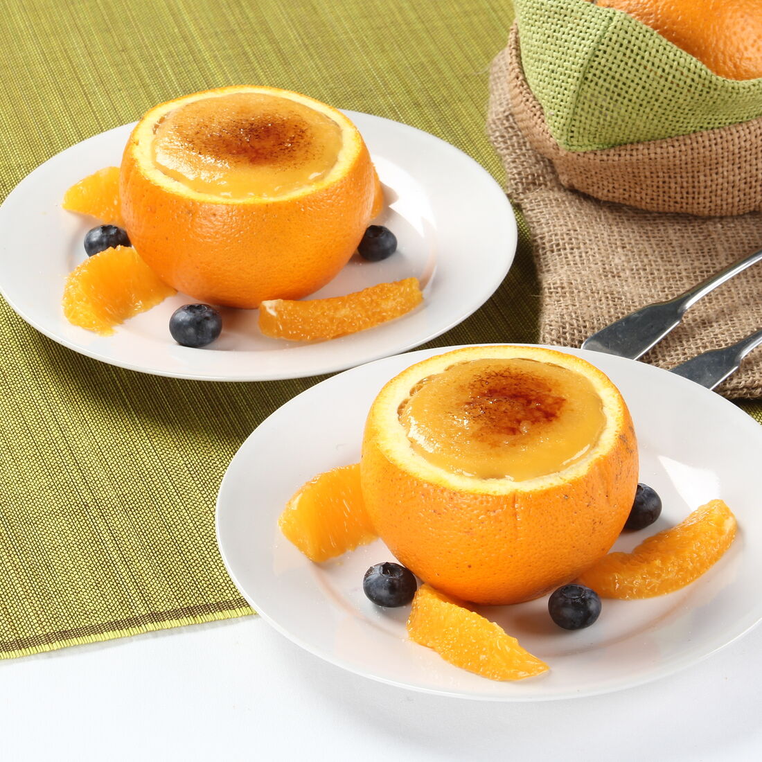 Sobremesas em laranjas com doces e frutas