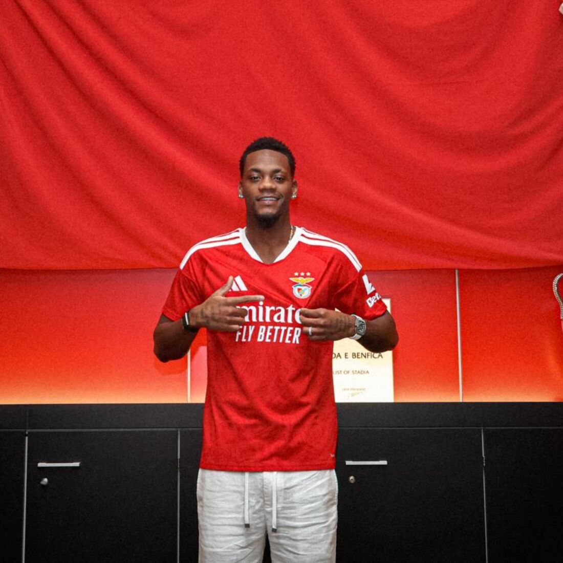 O jogador posa para a foto com a camisola oficial