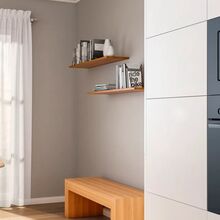 Cozinha com mesa, cadeiras, banco, micro-ondas e forno Bosch