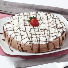 Semifrio de chocolate com natas e um morango no topo