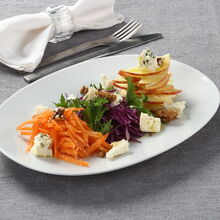 Salada com maçã, queijo azul, nozes, cenoura e couve roxa