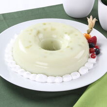 Pudim de melão decorado com frutas e chantilly