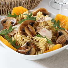 Salada de fusilli com cogumelos, frango e laranja