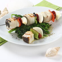 Espetadas de bacalhau com pimentos e cebola, servidas com brócolos