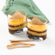 Trifle de Ovos e Chocolate em copo com bolacha e colheres de madeira