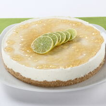 Tarte gelada com rodelas de lima e cobertura transparente