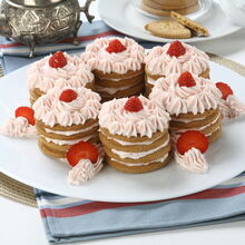 Bolachas com chantili e morangos servidas numa mesa