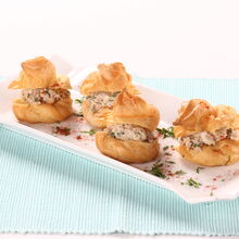 Choux de atum com salsa e paprika num prato branco