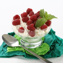 Musse de mascarpone com framboesas em taça de vidro e colher