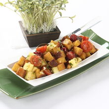 Salada de pão com ananás e tomate cereja