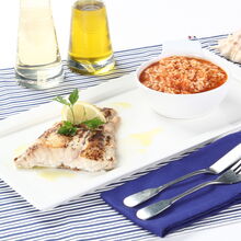 Filetes de garoupa com arroz de tomate e decoração de limão
