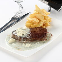 Tornedó com molho roquefort e batatas fritas