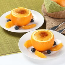 Sobremesas em laranjas com doces e frutas