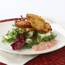 Pescada frita com salada e molho rosé