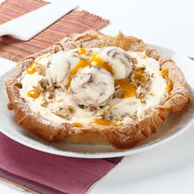 Tarte de noz com gelado, molho de manga e frutos secos