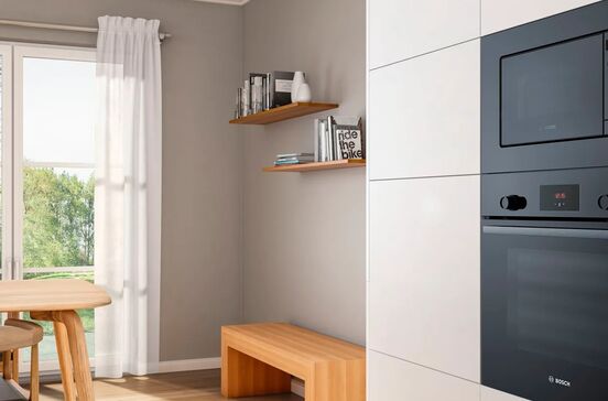 Cozinha com mesa, cadeiras, banco, micro-ondas e forno Bosch